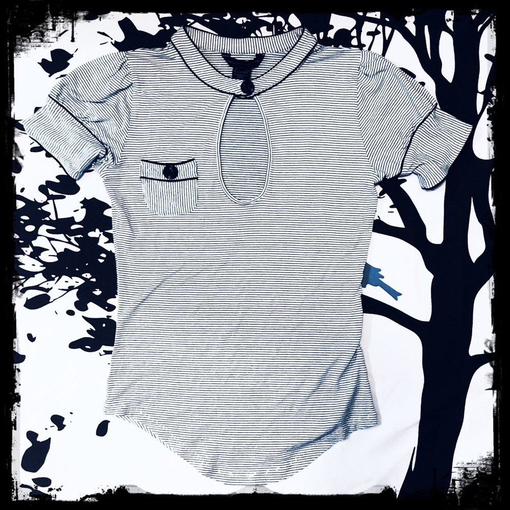 Striped keyhole top